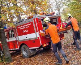 Senior si po pádu v lese zlomil nohu na dvou místech. Na pomoc mu vyrazili záchranáři i hasiči