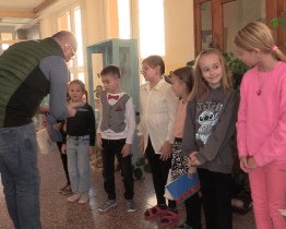 Starosta ocenil děti za sbírání kaštanů