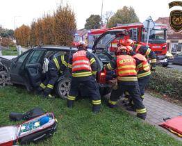 Řidič naboural v Hulíně do domu a lešení. Z vozidla ho vyprošťovali hasiči