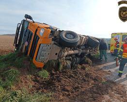 Středeční dopoledne pohledem hasičů: hořící nakladač a převrácená cisterna plná fekálií