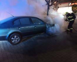Tři požáry během pondělí. Největší rozruch vyvolalo hořící auto na parkovišti