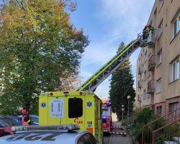Do bytu zraněné seniorky se hasiči museli dostat oknem
