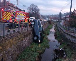 Vážná dopravní nehoda ve Slušovicích: čtyři zraněné děti a auto v potoce