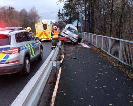 Tři nehody na Vsetínsku během středy. Pro vážně zraněného chodce letěl vrtulník