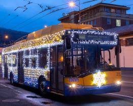 Do ulic Zlína a Otrokovic opět vyjede vánočně vyzdobený trolejbus