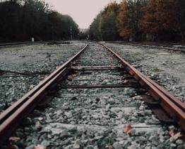 Ve Vsetíně srazil vlak neznámou ženu. Na místě zemřela