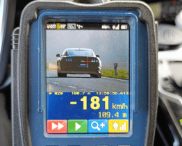 Sedmdesátiletý řidič osobáku se u Hulína řítil rychlostí 181 km/h