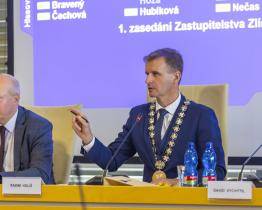 Krajští zastupitelé si zvolili nové vedení. Po boku hejtmana Holiše se objeví známé i nové tváře