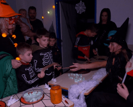 Školní chodby a učebny se večer proměnily na základní školu Bradavice  