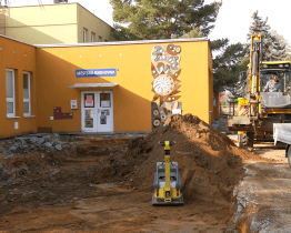 Prostranství za staroměstskou radnicí prochází rekonstrukcí