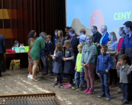 Více než stovka účastníků hry s medvědem Jurou si přišla převzít své ceny