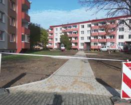 Nový chodník s lavičkami nahradí zastaralé hřiště 