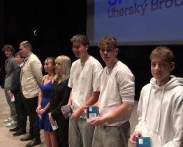 Středoškoláci dostali na happeningu od města bonusové karty