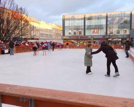 Krasobruslaři vyjeli jako první na led  nově otevřeného mobilního kluziště