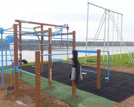 V areálu loděnice vyrostlo nové workoutové hřiště