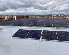 Otrokovická poliklinika bude mít na střeše solární elektrárnu. V pátek počítejte s odstávkou