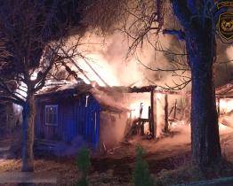 Noční požár dřevěnice v Novém Hrozenkově zaměstnal hasiče na dlouhé hodiny