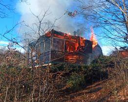 Při požáru chaty v Jaroslavicích se vážně popálili dva lidé. Letěly pro ně dva vrtulníky