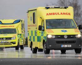 Řidiči sanitek trénovali na autodromu jízdu v náročném terénu