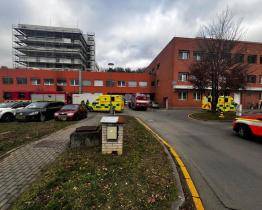 Včerejší požár nemocnice ve Zlíně: 150 evakuovaných, škoda za 10 milionů korun, příčina prozatím nejasná