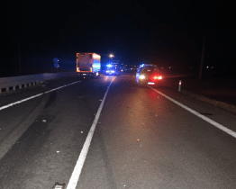 Po srážce kamionu s osobním vozidlem u Uherského Brodu jeden řidič zemřel