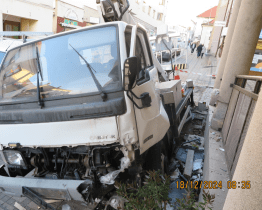 Kuriózní nehoda v Brodě: náklaďák s nezataženou ruční brzdou narážel do všeho, co mu přišlo pod kola