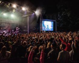 Slovácké léto odtajnilo headlinery! Zahajovací koncert bude patřit kapele Queenie