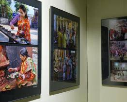 V Muzeu JAK slavnostně zahájili výstavu Pavla Popelky Objímání s folklorem