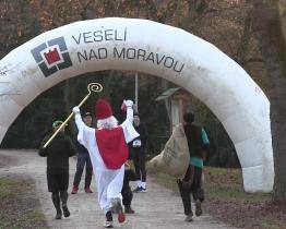 Zámeckým parkem proběhl Mikulášský běh