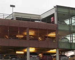 Parkovací dům u krajského úřadu se rozroste o čtyři desítky míst i nové dobíjecí stanice 