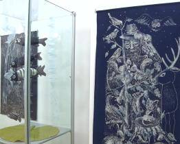 Výstava Modré na bílém přináší snový svět Antonie Dostálkové