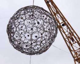 Vánoční dominantou je letos třímetrová baňka z ráfků kol