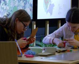 Děti vyráběly ozdoby ze včelího vosku nebo sena