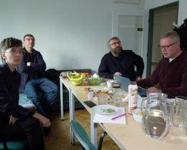 Kurátoři vybírali snímky na výstavu Ohlédnutí