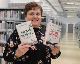 Čtenáři krajské knihovny v roce 2024 nejvíce četli Šikmý kostel