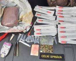 Celníci zastavili řidiče kvůli dálniční známce. V autě převážel suroviny na výrobu pervitinu