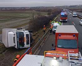 Pondělní ráno pohledem hasičů: srážka dvou vozidel na D55 a překlopený osobák u Koryčan