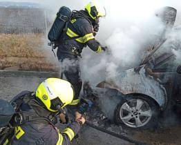 Úterý pohledem hasičů: tři dopravní nehody a hořící automobil na dálnici