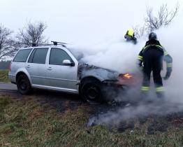 Nedaleko Hostišové vzplál osobní automobil