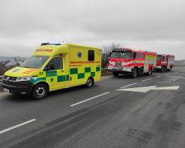 Z mostu u dálnice vycházel kouř. Projíždějící záchranáři zalarmovali hasiče