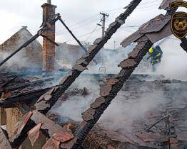 Rozsáhlý požár střechy v Buchlovicích zaměstnal čtyři jednotky hasičů. Nikdo se nezranil