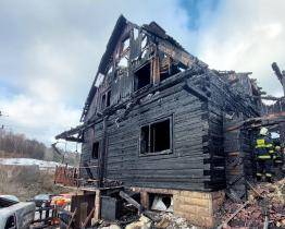 Tragický požár domu v Halenkově: na místě vyhasly dva lidské životy