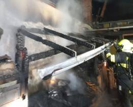 Noční požár pergoly a přístřešku s udírnou zaměstnal čtyři jednotky hasičů