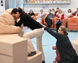 Nový porodní gauč v Uherskohradišťské nemocnici pomůže ženám k přirozenému porodu