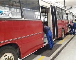 Pracovníci DSZO opravili historický autobus z roku 1989