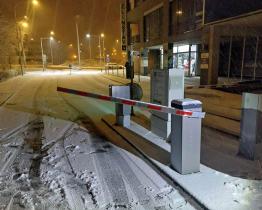 Dva mladíci úmyslně poškodili závoru v centru Zlína