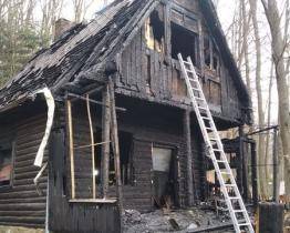 Tragédie v Prštném. Při požáru chaty uhořeli dva lidé