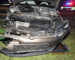 Na křižovatce u Pitína se srazily dva osobáky. Oba řidiči utrpěli zranění