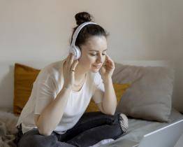 V otrokovické knihovně si nově vypůjčíte i audioknihy. Na výběr je z více než tisíce titulů