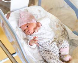 Překotný porod v Lidečku: malá Gabriela přišla na svět v obýváku vedle vánočního stromku